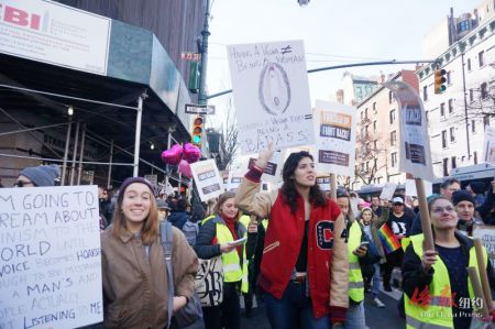 万人手举标语参与纽约女性大游行。