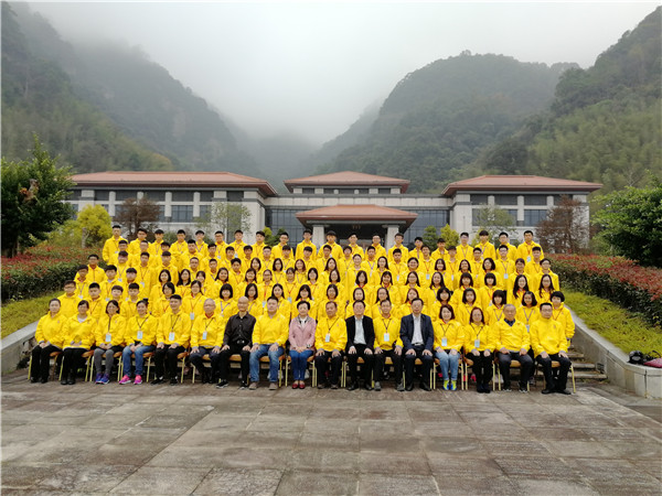 领导嘉宾与营员合影.jpg
