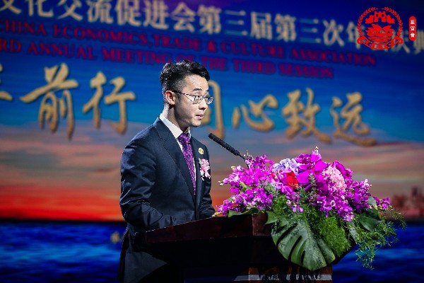 年会承办方卓新荣永远荣誉主席的代表，华贸会副主席卓大伟致辞.jpg