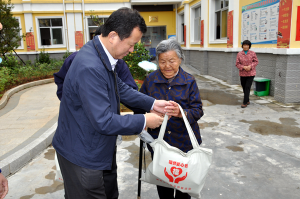 向明溪梓口坊敬老院老人赠送“福侨爱心包”.jpg