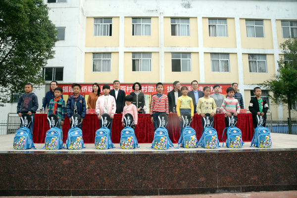 向松县郑墩小学贫困学生赠送科技文体包.jpg