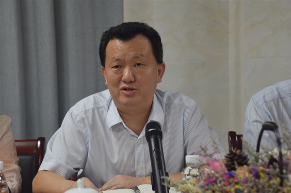 陈式海主持座谈并发言_副本.jpg