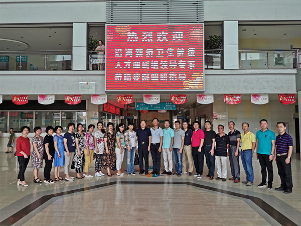 集体合影1。2019年7月7日，福建省新侨人才联谊会到华侨大学附属盛兴医院调研_副本.jpg