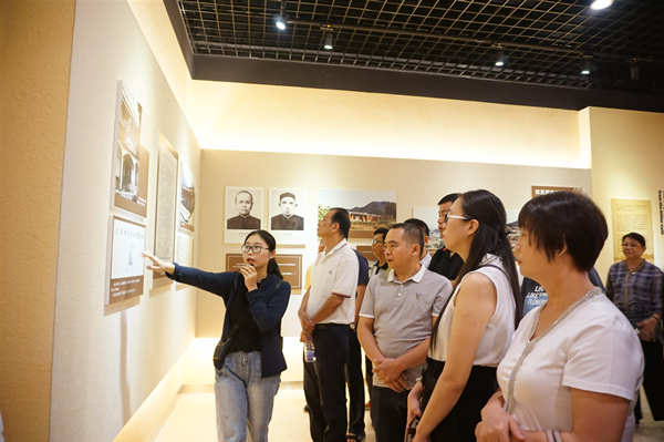 “华侨精神·乡梦之旅”——参观黄仲咸纪念馆 (2)_副本.jpg