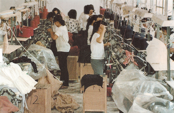 1979年初，泉州市鲤城区侨联创办全国侨联系统第一家来料加工厂——侨友针织厂_副本.jpg