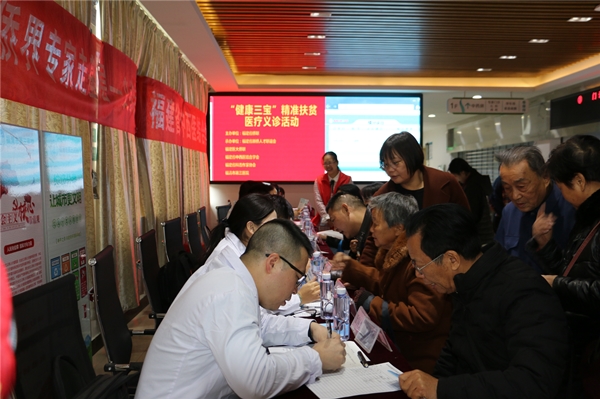 【高晶晶】【附图5张】省侨联赴融开展“侨界专家走基层”精准扶贫医疗义诊活动 (1)_副本.jpg