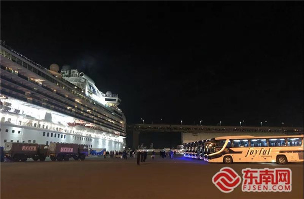旅日侨胞、福建海外杰出女性联谊会理事——刘丹蕻（原田优美）运营的旅游大巴公司车辆停靠在日本横滨港码头，准备运送“钻石公主号”中国乘客至东京羽田机场。刘丹蕻供图.jpg