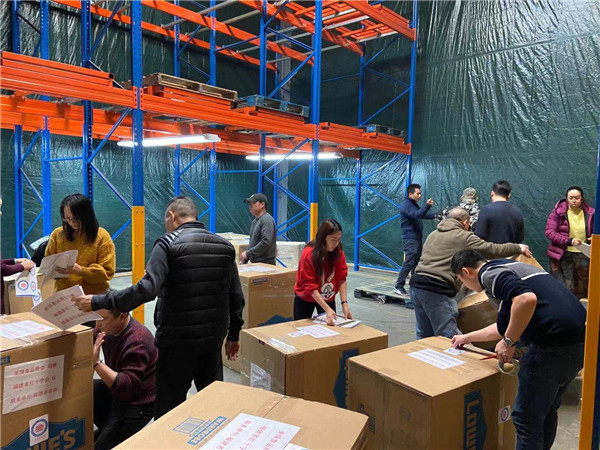 5.2捐赠物资打包现场.jpg