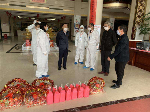 市侨联领导到秀屿区健康管理点送礼品.png
