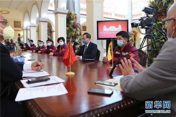 4月1日，在委内瑞拉首都加拉加斯总统府观花宫，中国抗疫医疗专家组成员同委疫情防控领导委员会举行工作会议.jpg