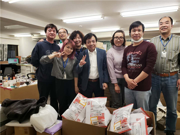福清华侨中学日本校友会向有需要的在日校友邮寄口罩。受访者供图.jpg