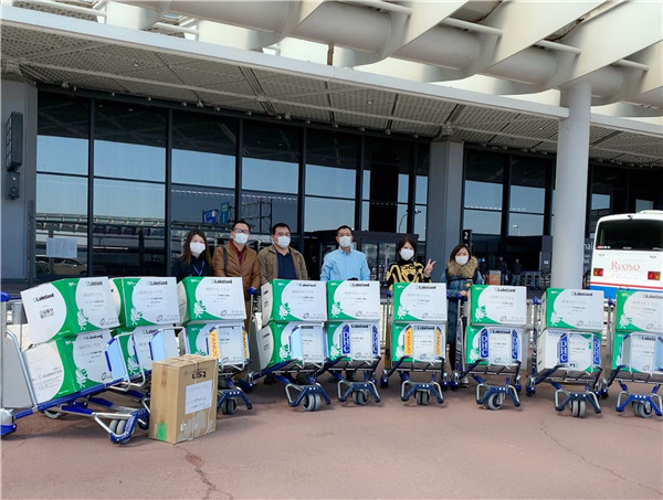 日中福清工商会捐赠给福清市红十字会防护服等防疫物资。郑松波供图.jpg