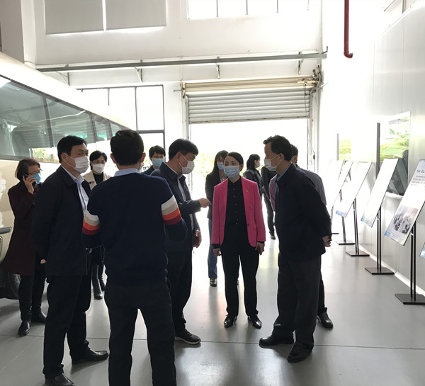 省侨联调研组在龙海侨企特尔福汽车电子公司参观调研_副本.jpg