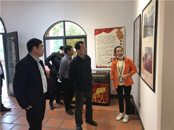 省侨联陈式海主席在抗日女英雄李林事迹陈列馆听取介绍.jpg