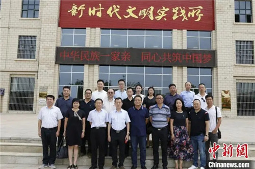 1福建省侨联“闽宁对口协作”访问团在宁夏展开为期四天的考察访问.jpg