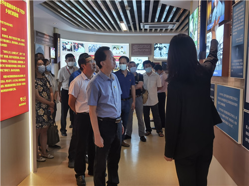 省侨联组织党员参观教育基地2.jpg