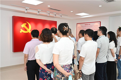 在宣誓室重温入党誓词.jpg