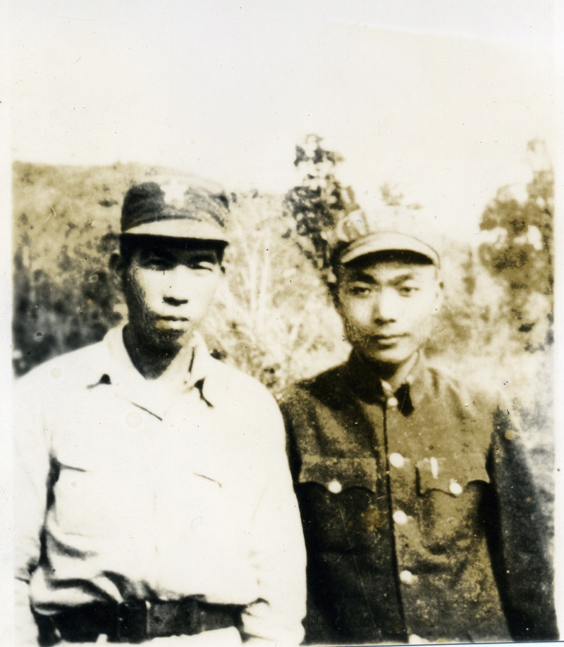 琼崖纵队政治部副主任陈青山（左一)与118师参谋长苟在松合影.jpg