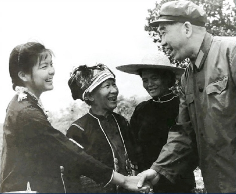 亲切交谈.jpg