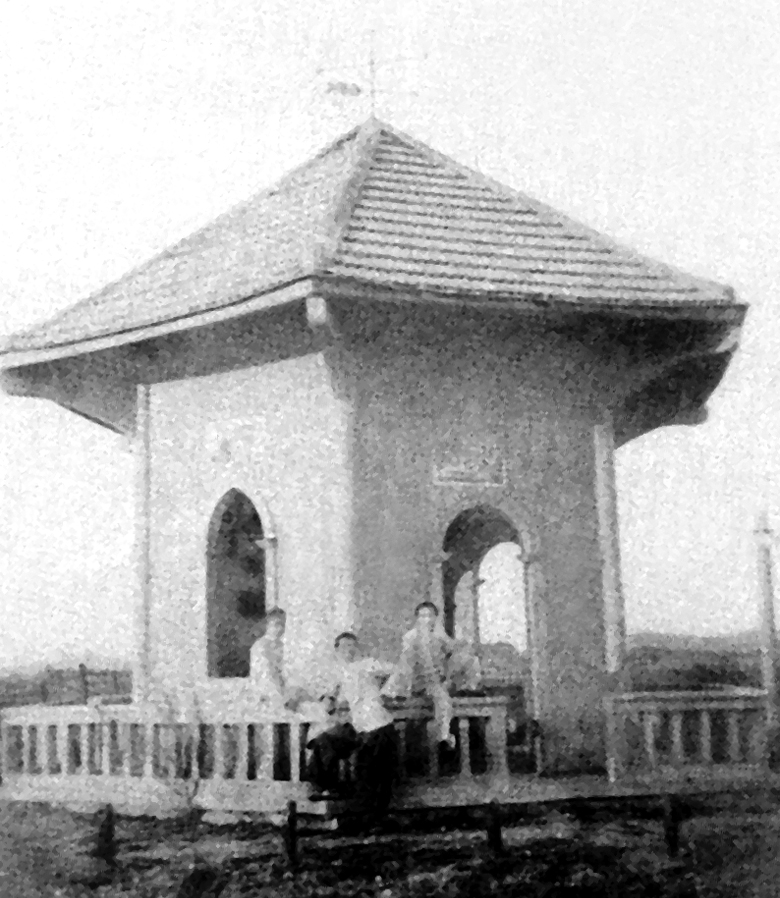 六角亭__建于1935年的泉安公路候车亭..jpg