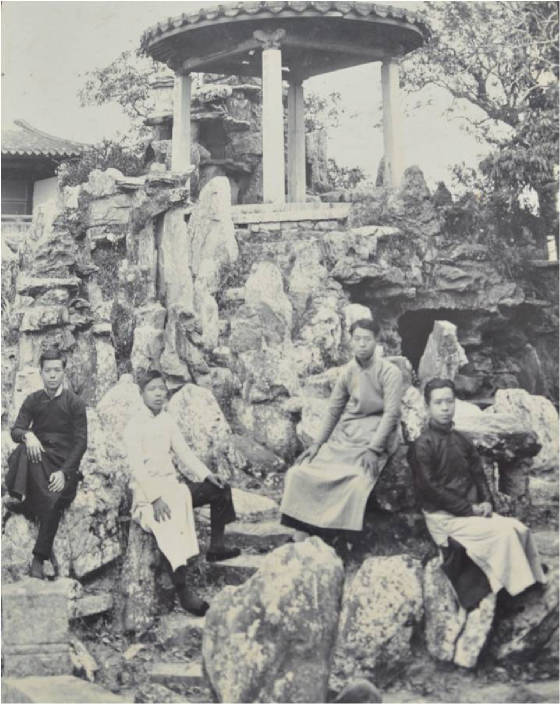 陈家四兄弟合照于泉州清源书院内(在今晋光小学南俊校区处)山水凉亭，长男陈允洛位于右一。.jpg