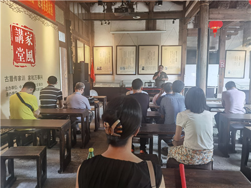 聆听现场讲解.jpg