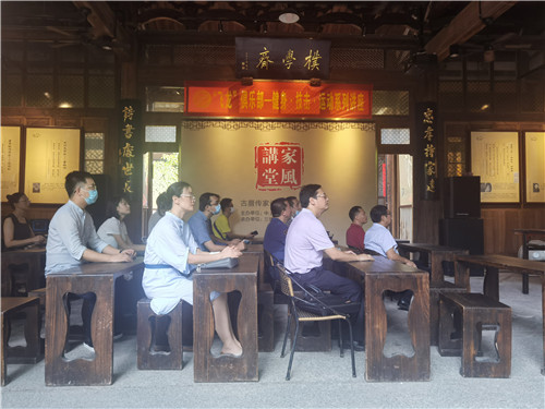 聆听现场讲解2.jpg