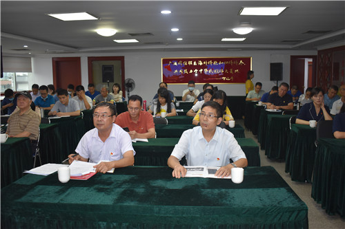 省侨联干部职工认真倾听.jpg
