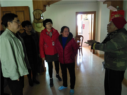 侨联干部走访患病困难老归侨3.jpg