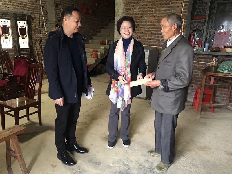 1王巧丽副主席慰问彭某某.jpg