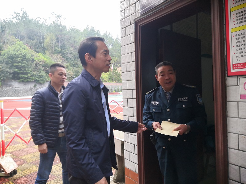 2陈海涛二级调研员慰问彭进某.jpg