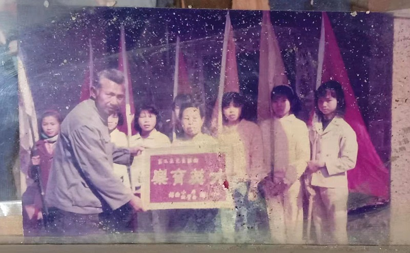 庄木来与锦西小学学生合影.jpg