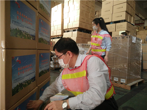 2厦门市侨联副主席邓飚到捐赠物资仓库，办理接收海外捐赠物资通关工作，并按市防疫指挥部要求运送至指定仓库.jpg