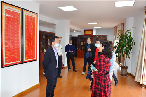 省侨联领导察看集美区侨联省级“侨胞之家”示范点。王昌泽 摄.jpg