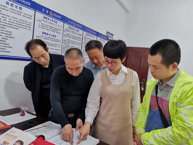 寻根工作人员核实族谱信息2.jpg