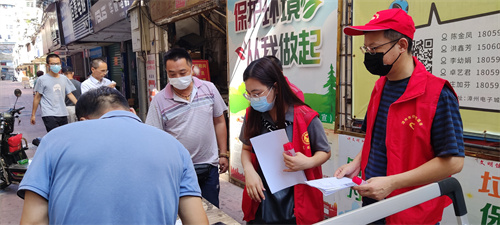 9月20日上午，漳州市侨联党支部深入芗城区东铺头社区开展“共克时艰、防疫有我”主题党日活动，市党组领导班子成员与党员干部一起张贴防疫通告、发放宣传单。4 (1).jpg