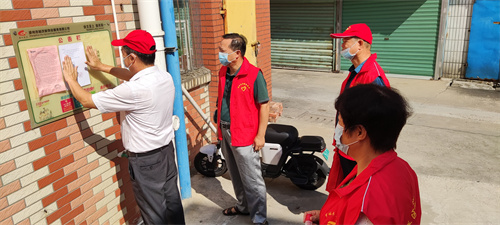 9月20日上午，漳州市侨联党支部深入芗城区东铺头社区开展“共克时艰、防疫有我”主题党日活动，市党组领导班子成员与党员干部一起张贴防疫通告、发放宣传单。4 (3).jpg