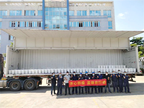 厦门蓝保水处理公司组织装车捐赠84消毒液。吕奋勇 供图.jpg