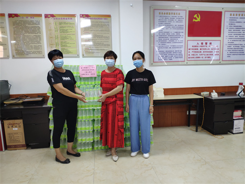 叶利亚捐赠矿泉水。叶利亚 供图.jpg