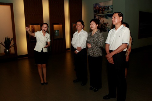 2014年5月16日中国侨联副主席康晓萍来馆参观.jpg