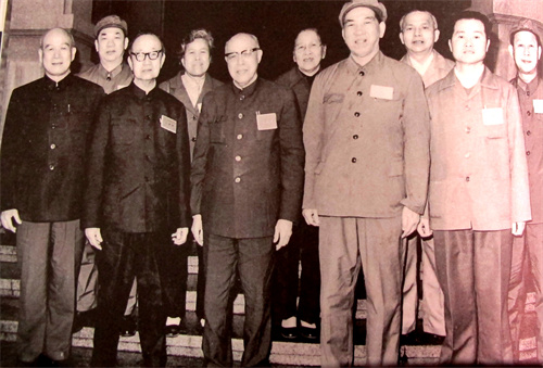 1984年,陈明(右一)与洪丝丝,庄明理,陈青山等参加全国侨联代表大会.