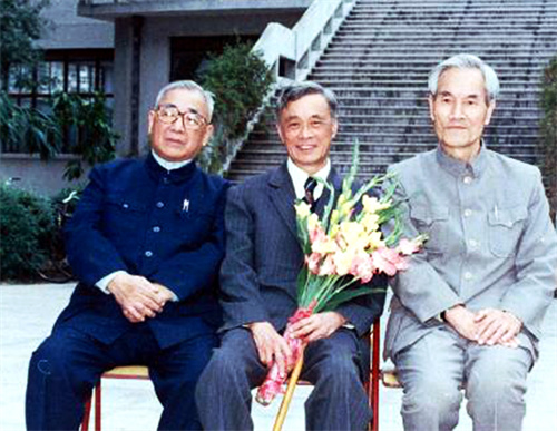 图1：陈国珍（中）与卢嘉锡（左）蔡启瑞在厦大化学报告厅前合影_th.jpg