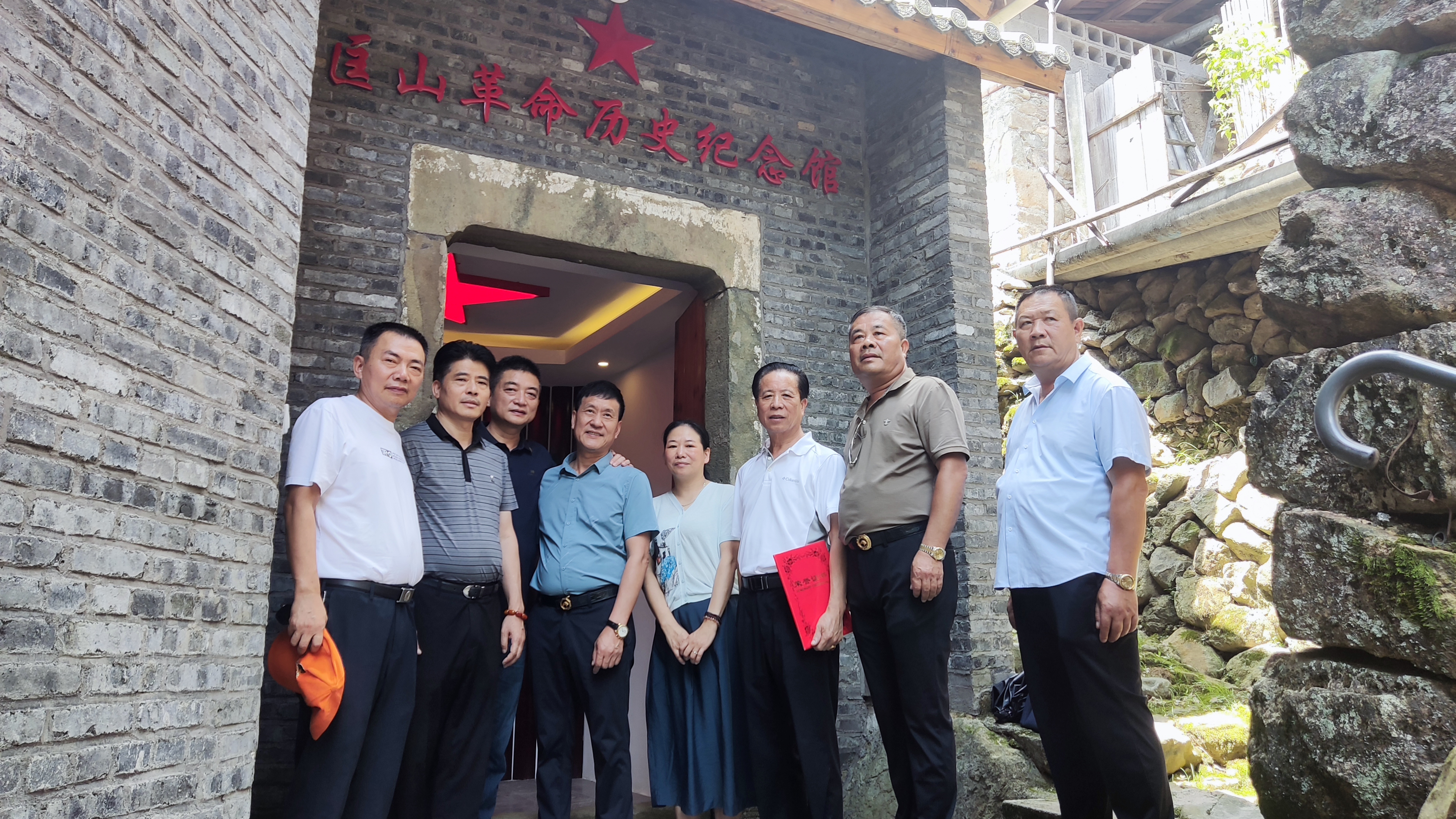 交流团一行在匡山革命历史纪念馆前合影留念.jpg