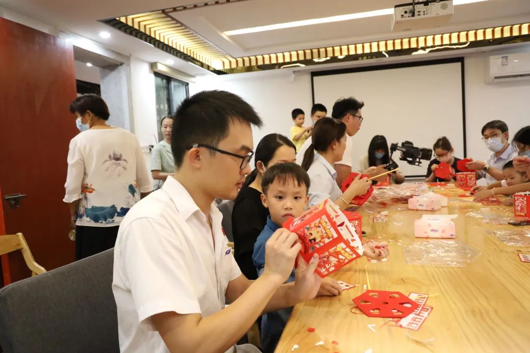 DIY灯笼制作现场.jpg