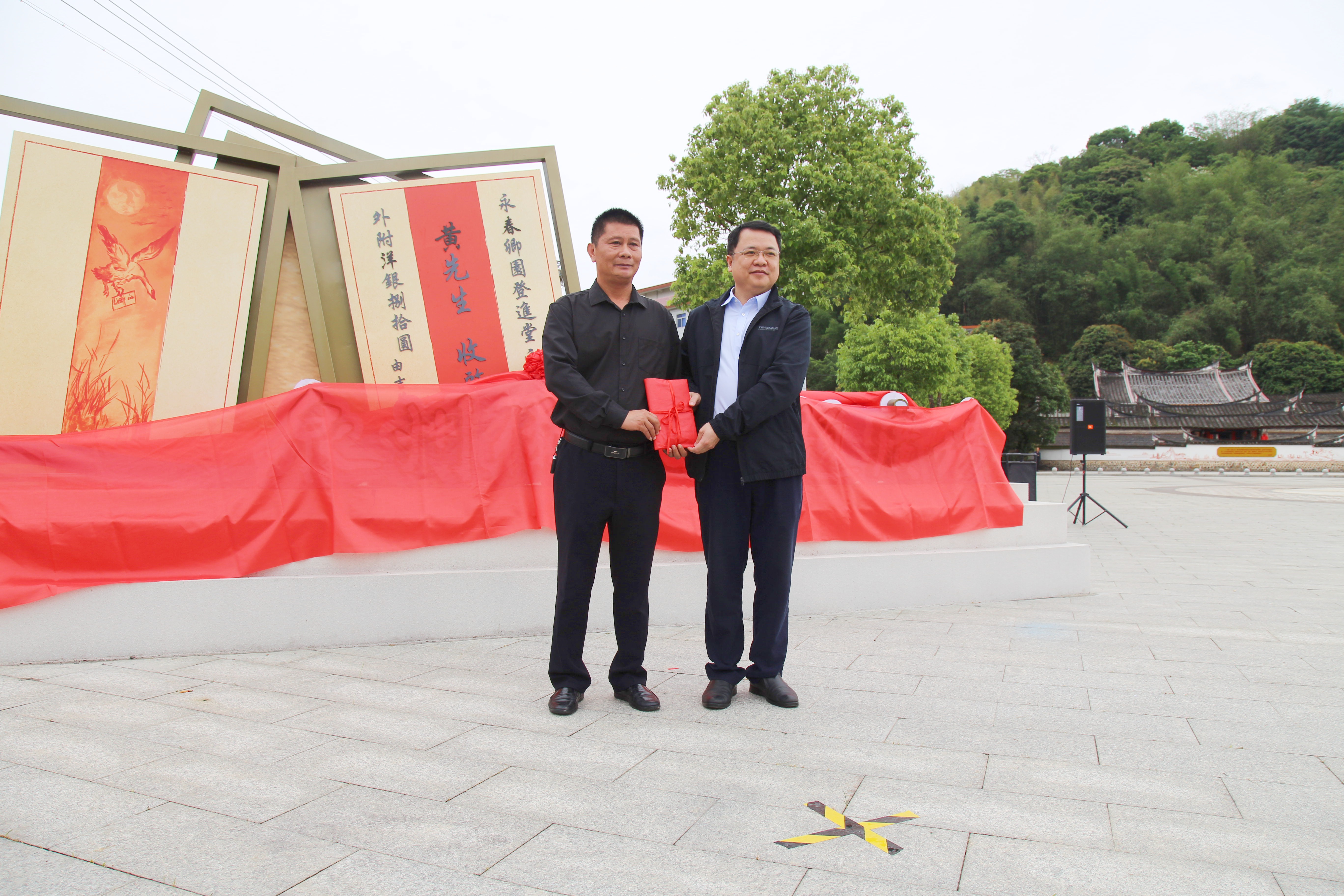 群众代表捐赠了侨批.jpg