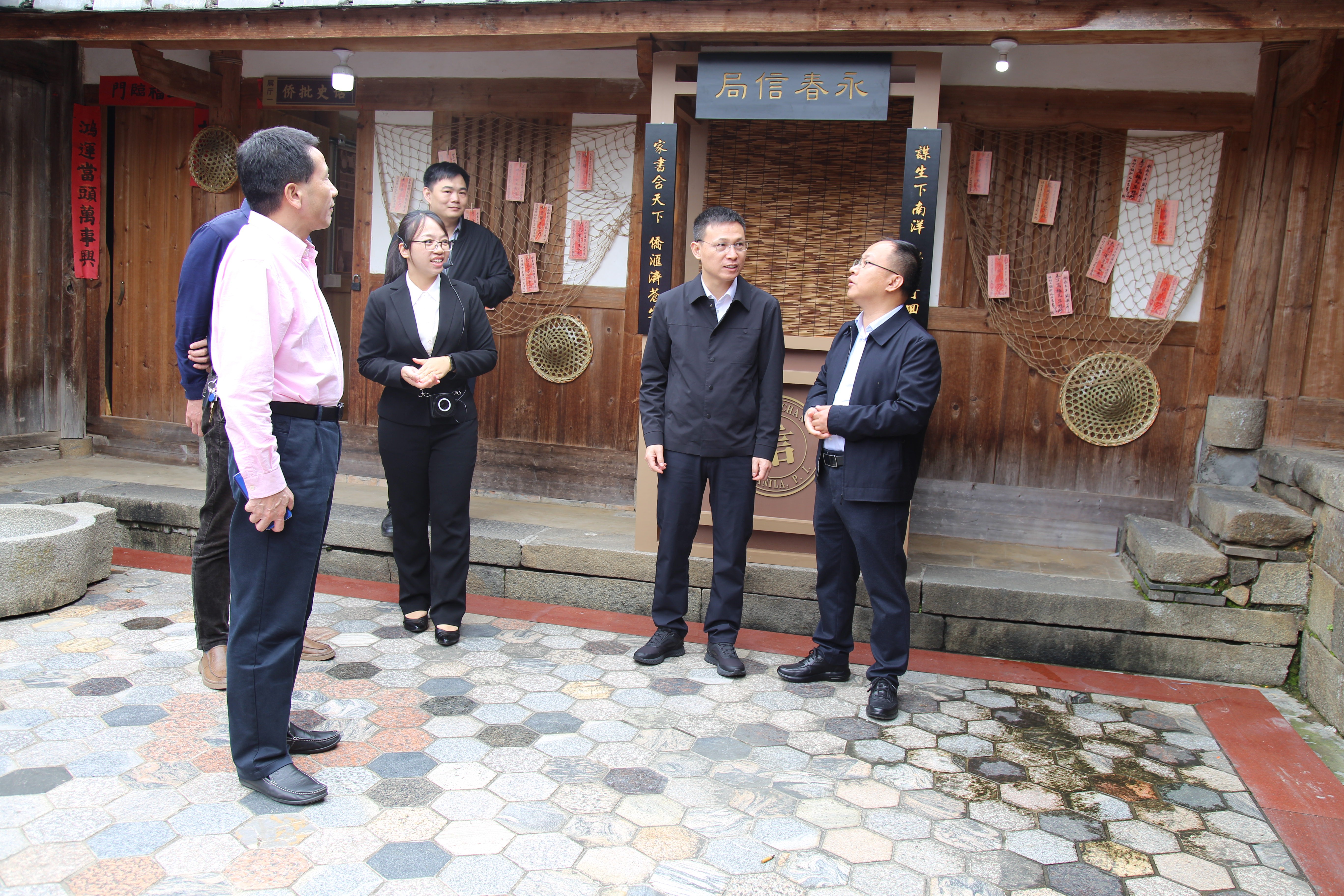 市县领导参观泉州侨批馆永春分馆开馆.jpg