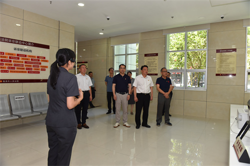 参观福清法院诉讼服务中心.jpg