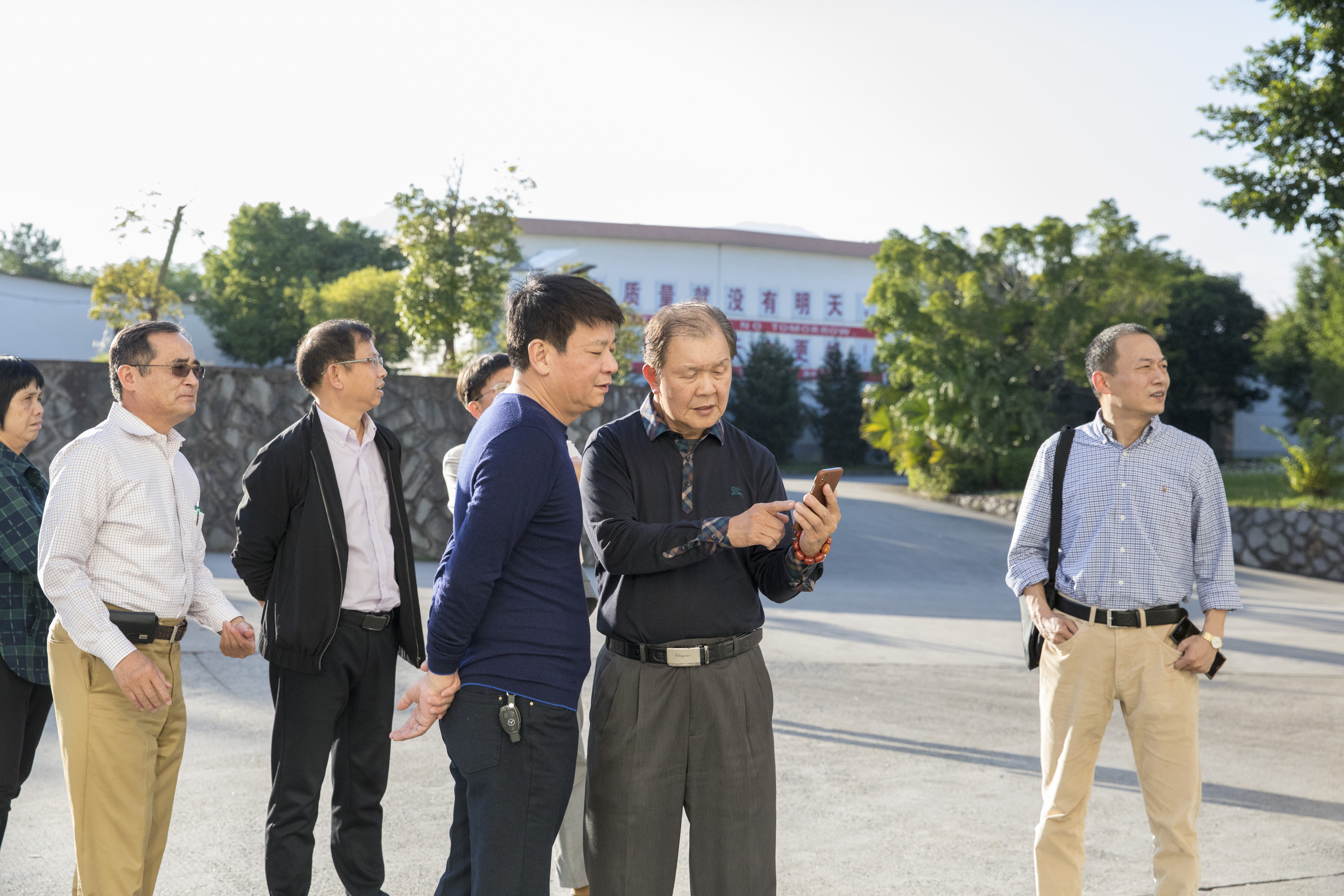 原县政协三级调研员、县侨联主席黄万民陪同美国CI公司高层到工业区考察投资环境，积极促成该项目落地榜德工业园区。.jpg
