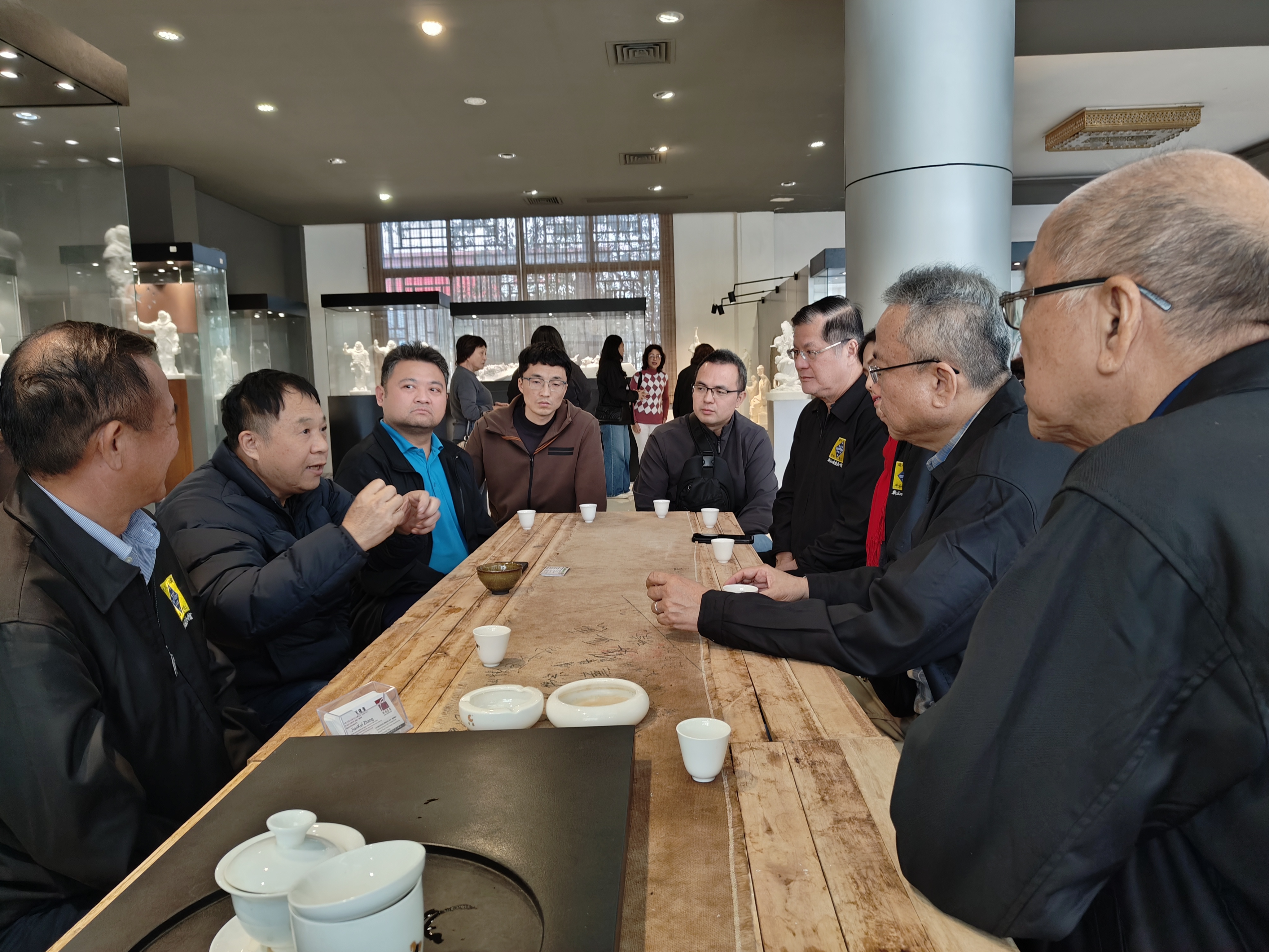 马来西亚新山福建会馆访问团进行座谈交流（陈晓芳 摄）.jpg