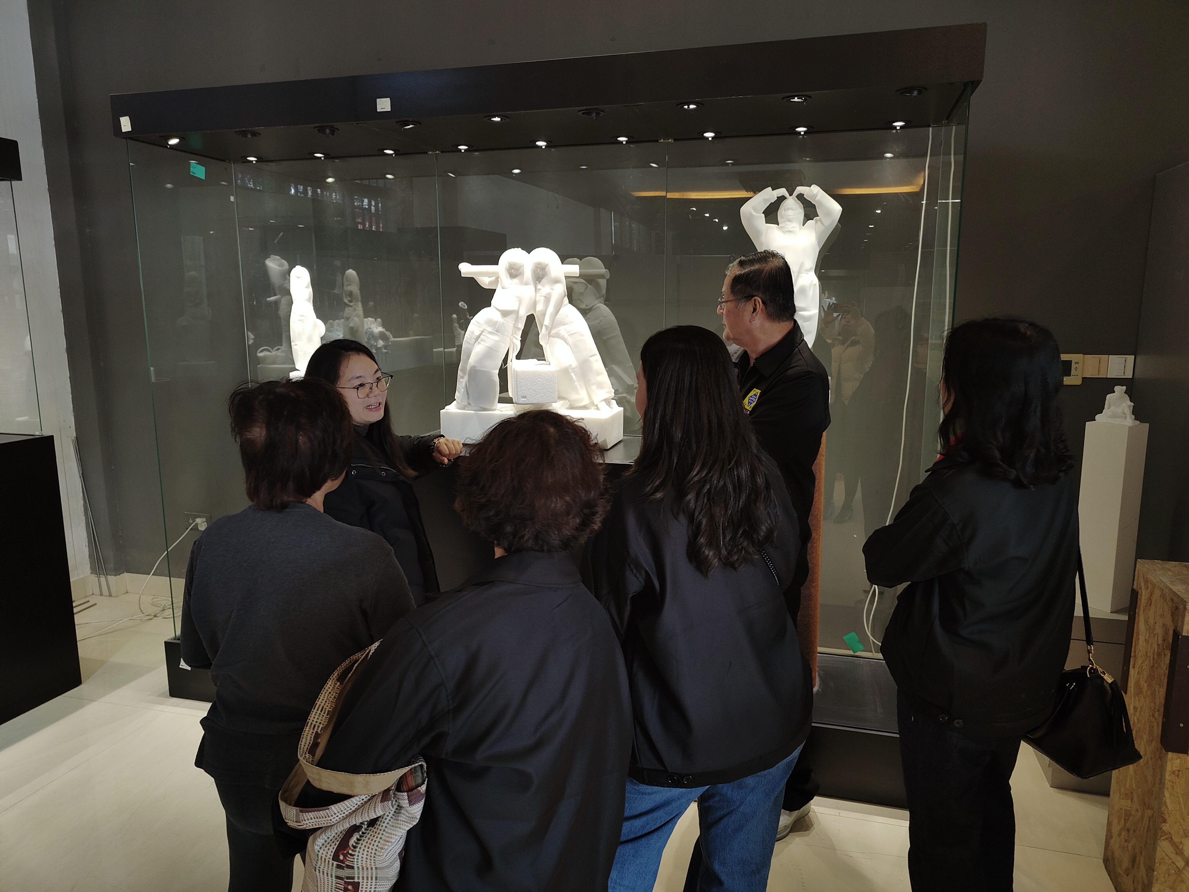 马来西亚新山福建会馆访问团听工作人员讲解（陈晓芳 摄）.jpg